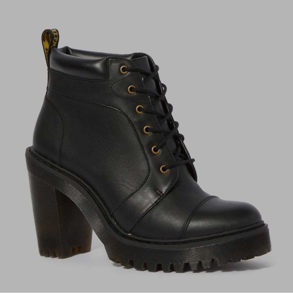 Dr. Marten Averil Boot 7 Womens